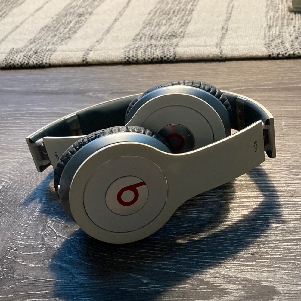Beats Solo HD white/first generation. (Not wireless)